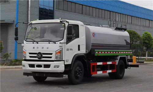 程力智造的程力威牌底盤及整車，其中的一體化抑塵車和園林綠化噴灑高壓消防多功能水車特別受到市場青睞。