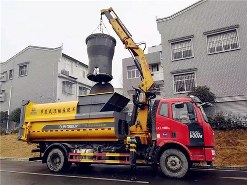 程力壓垃廠新上市的地埋式吊裝移動壓縮垃圾清運(yùn)車及配套裝備，完美解決社區(qū)及垃圾堆放點(diǎn)臟亂差和老鼠、蒼蠅、污水橫流的垃圾儲存老大難頑疾；該車最新上市并召開了產(chǎn)品推薦會，深受用戶喜愛。