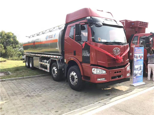 解放J6M前四后八31.5方鋁合金運油車?；囆桶踩_標下發(fā)，訂車立減6000元