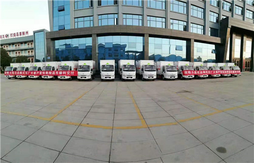 國(guó)六躍進(jìn)汽油危險(xiǎn)品廂式運(yùn)輸車，首批交付儀式順利進(jìn)行
