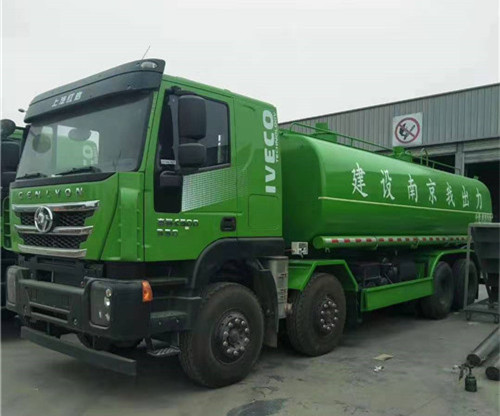 紅巖杰獅C 500平頂前四后八污泥自卸車運(yùn)輸過(guò)程中無(wú)泄漏