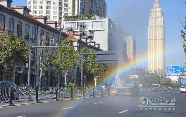 從抑塵到消毒，解放灑水抑塵車防疫消毒實(shí)力為人民服務(wù)！