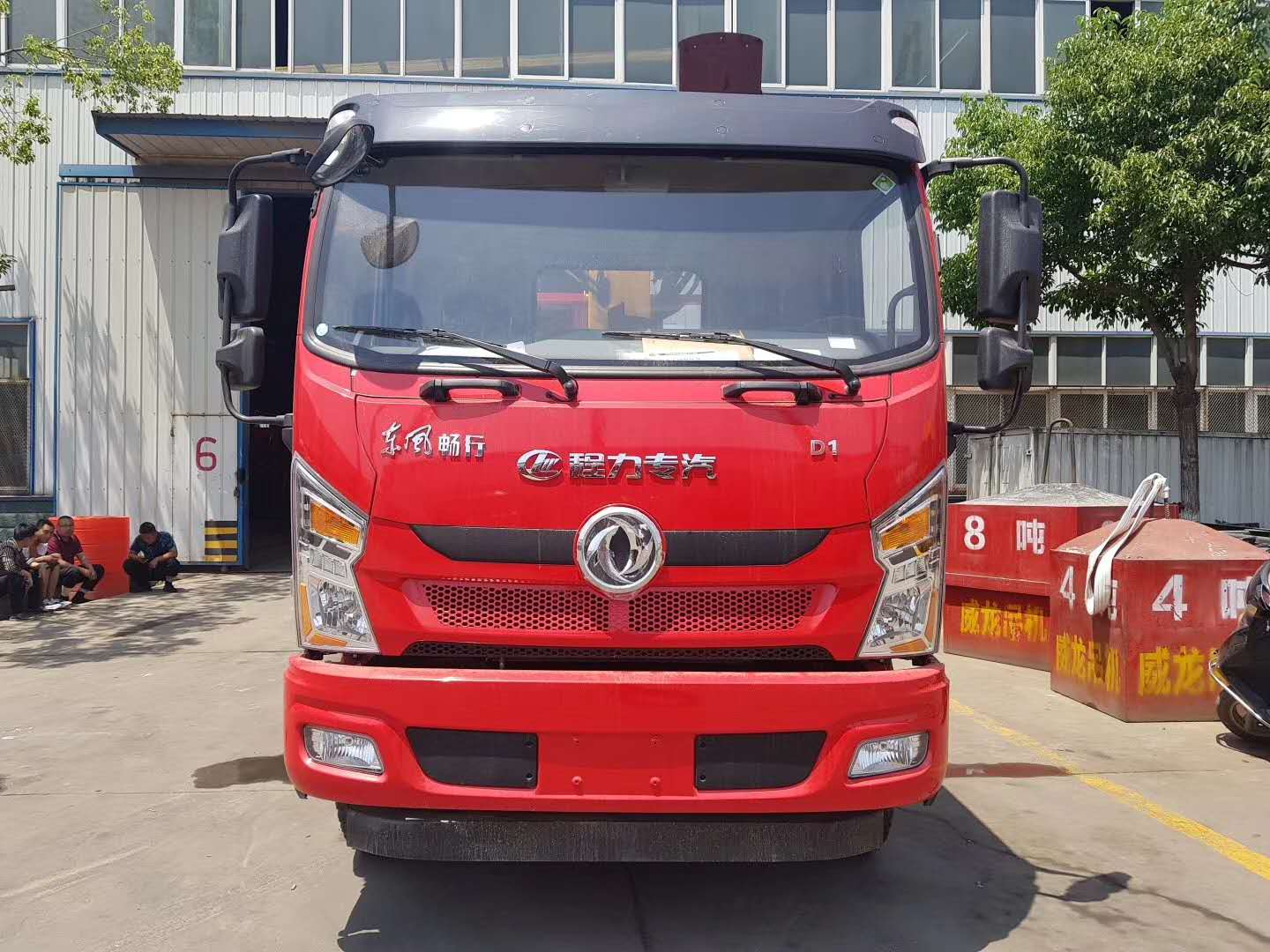 東風暢行D1隨車吊匹配玉柴160馬力，徐工6.3噸4節(jié)上操作吊機，5.1米貨廂