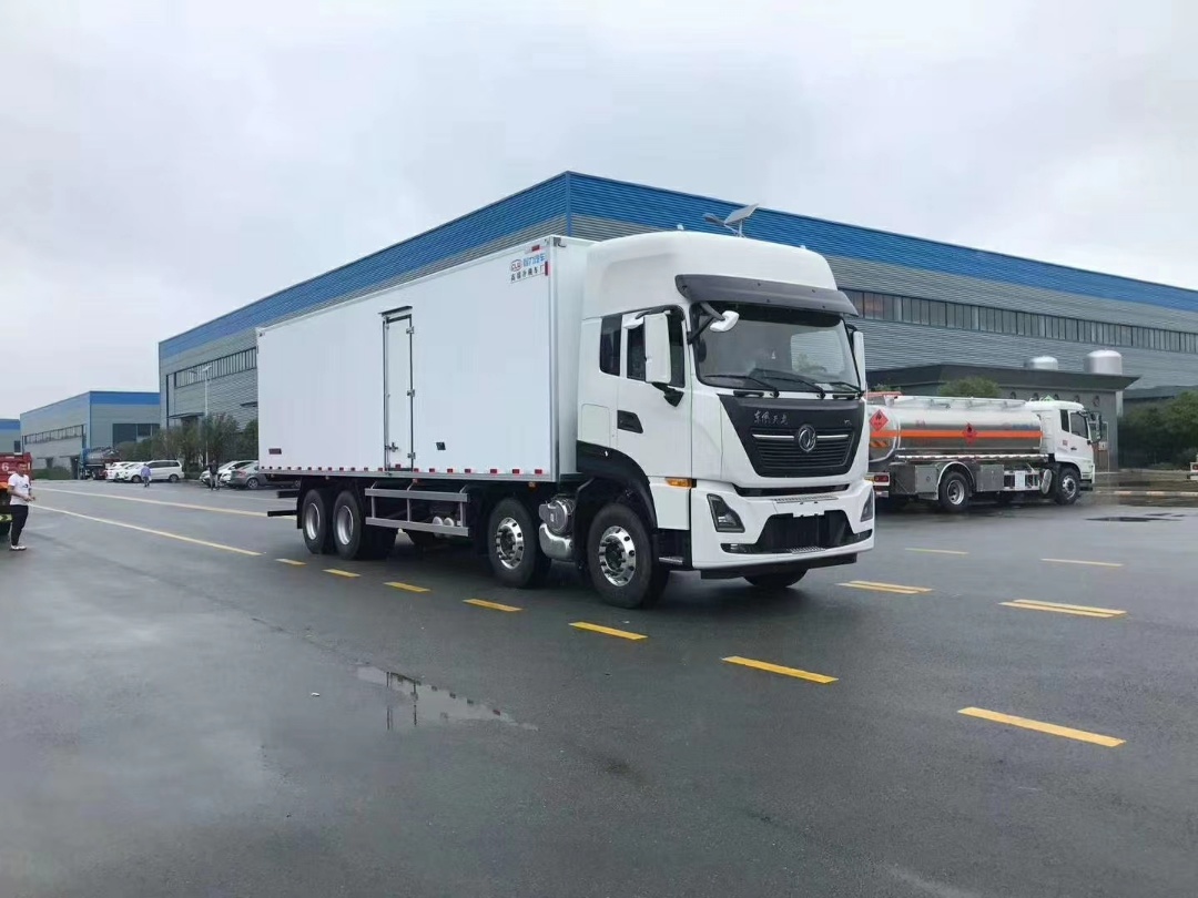 國(guó)六東風(fēng)天龍KL前四后八冷藏車新品上市。