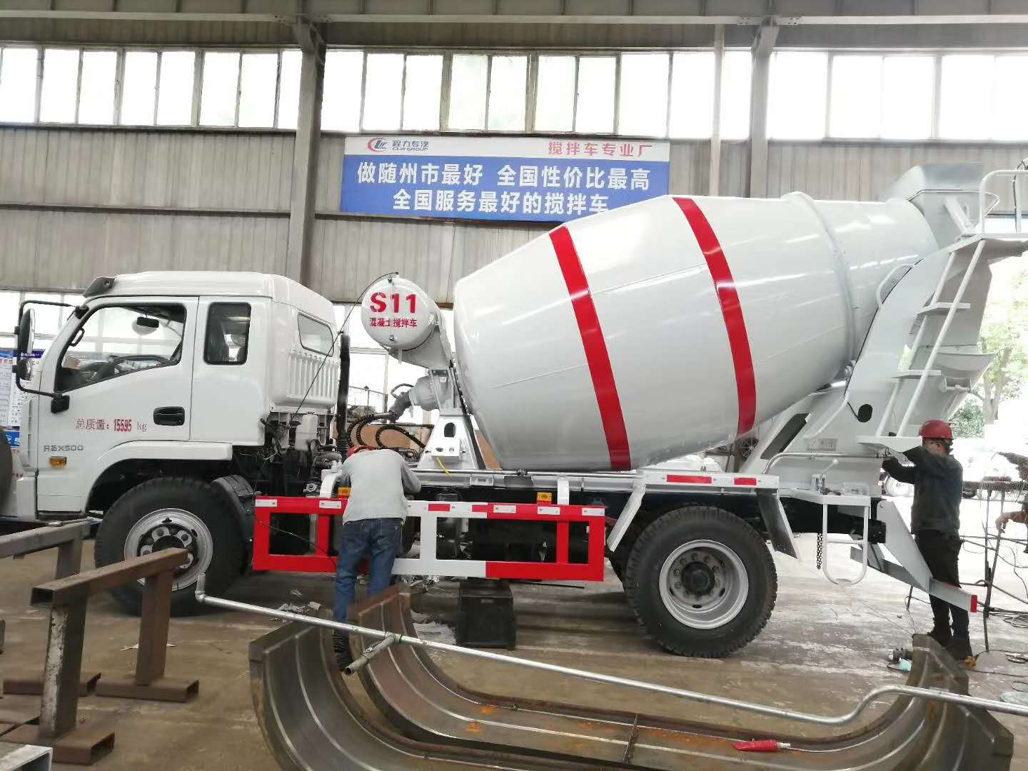 兩臺躍進6方攪拌車準備調(diào)試完畢發(fā)車，小方量攪拌車，靈活方便，上戶無憂！