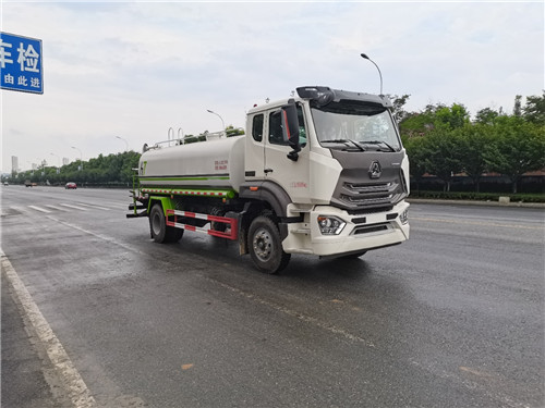 新款重汽豪沃n系列12方灑水車：環(huán)保免征齊全！