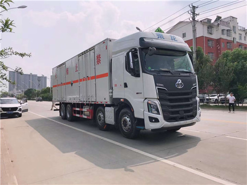 東風柳汽四軸9.4米危貨廂式車環(huán)保燃油齊全，可出2類氣瓶、氣體、腐蝕、雜項等合格證，正常辦理營運證