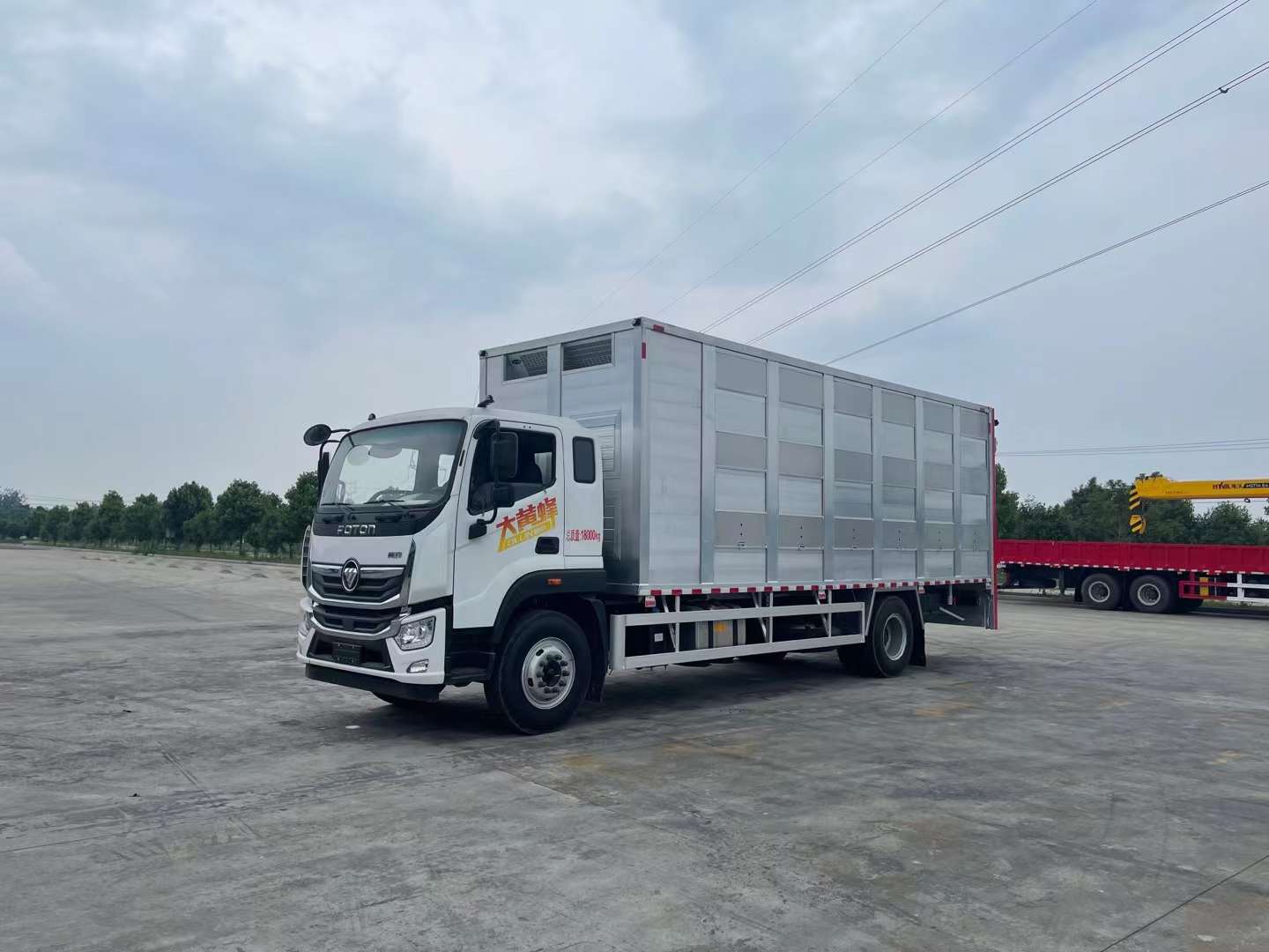 福田奧鈴單橋畜禽運輸車，7.7米鋁合金運豬車