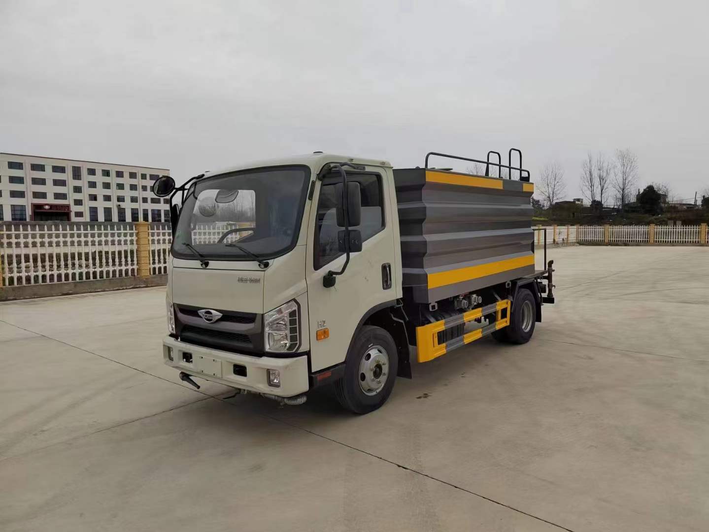 7.4噸藍牌灑水車！福田領航H2藍牌灑水車