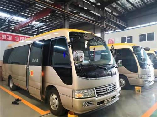 程力集團(tuán)旅居車專業(yè)廠廖總就軍運(yùn)會(huì)專用接待乘用車定制改裝生產(chǎn)情況向天河機(jī)場(chǎng)孟總等相關(guān)采購(gòu)方作了匯報(bào)，從選購(gòu)底盤(pán)到改裝技術(shù)，詳細(xì)地對(duì)生產(chǎn)等各環(huán)節(jié)進(jìn)行了介紹，并對(duì)目前已經(jīng)改裝出的一臺(tái)豐田考斯特乘用車樣車進(jìn)行了實(shí)物和功能性展示。