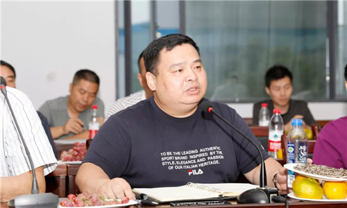 集團(tuán)公司總經(jīng)理程阿羅在發(fā)言中，要求大家以回顧建國七十周年取得偉大成就為動力，團(tuán)結(jié)拼搏敢為人先，以創(chuàng)新和高質(zhì)量發(fā)展為戰(zhàn)略抓手，積極為公司發(fā)展建言獻(xiàn)策；強(qiáng)調(diào)今年也是程力公司成立15周年，大家要發(fā)揚(yáng)主人翁的奉獻(xiàn)精神，在第四季度努力完成今年60億的專汽工業(yè)產(chǎn)值。 總經(jīng)理程阿羅勉勵大家，奔跑不停追夢不息，敢作為多作為，為程力公司“雙百工程”（百年品牌、百億產(chǎn)值）貢獻(xiàn)自己的青春和力量，順應(yīng)新時代中國特色社會主義建設(shè)的時代潮流。