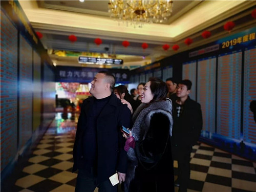 在程力公司銷售100強龍虎榜單中，這對搭檔名列前茅進入前三甲，幸福感自豪感洋溢在臉上，情不自禁。請程力家人們，記住這美好的時刻。 2019年，程力新廠三期工程項目建設如火如荼。A8、A9車間投入使用，公司投資3000多萬元，與武漢理工大學聯(lián)合設計開發(fā)開平、制罐、灑水車生產(chǎn)線，引用智能化制造技術，設計方案現(xiàn)已完成，智能化制造設備將陸續(xù)到位。程力自主品牌商用車相繼下線投放市場，受到廣大用戶青睞。商用車完成產(chǎn)值1.76億元、新能源汽車創(chuàng)產(chǎn)值8651萬元。