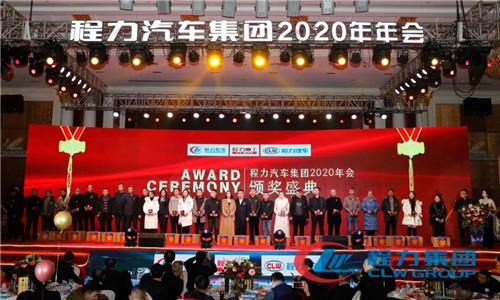 2020年，我們一要調(diào)整經(jīng)營戰(zhàn)略，由粗放型向節(jié)約型轉(zhuǎn)變，由吃大鍋飯向成本核算精細化考核轉(zhuǎn)變，以經(jīng)濟責任制為主線，實行各單位利潤、產(chǎn)值、產(chǎn)量考核。充分發(fā)揮兩級管理作用，公司領導實行一崗多責。所有生產(chǎn)模塊（直屬廠和專業(yè)廠）和經(jīng)營模塊（底盤事業(yè)部等），全部構建“利潤中心”體制，一切圍繞“經(jīng)營產(chǎn)值”和“經(jīng)營利潤”雙指標，最終形成體現(xiàn)團隊價值導向的職業(yè)經(jīng)理人薪酬制度。