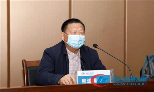 最后，集團(tuán)公司黨委書記何儒安宣讀了《程力集團(tuán)關(guān)于宣傳管理工作實施“五個一”新媒體矩陣工程的通知》，并對該工程的實施安排和重要意義發(fā)表了重要講話，并對會議進(jìn)行總結(jié)發(fā)言。