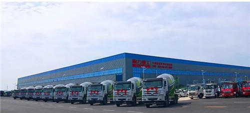 程力高端攪拌車(chē)廠(chǎng)用戶(hù)排隊(duì)訂車(chē)供不應(yīng)求。