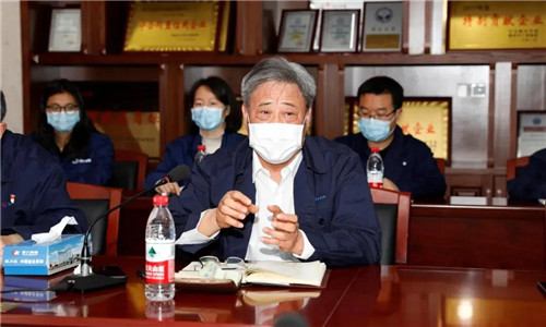 程力汽車集團黨委書記何儒安，向市稅務局第一稽查局的相關領導匯報了2019年度以及疫情期間的黨務工作。