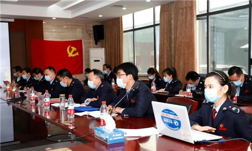 隨州市稅務局第一稽查局的領導及工作人員，向程力汽車集團介紹了疫情期間國家支持的疫情防控和經(jīng)濟社會發(fā)展的稅收政策并進行宣講。