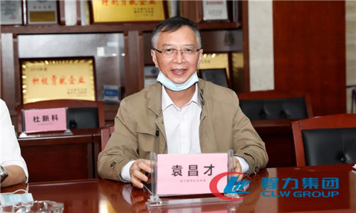 程力汽車集團總經理助理、財務總監(jiān)袁昌才，帶領指揮車廠、智能廂式車廠、房車廠、救護車廠、消防車廠、救險車廠、應急消防車廠等負責人參加了項目對接觀摩及座談。