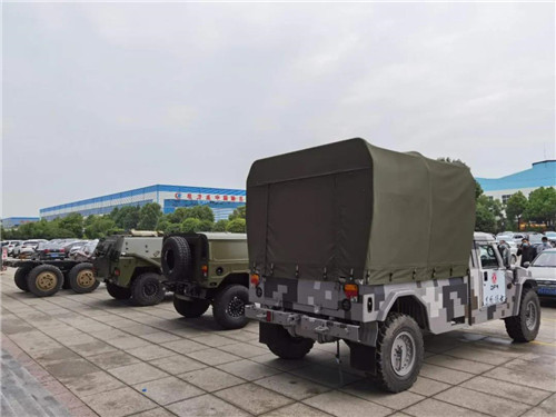 本次東風越野車有限公司攜手程力專汽，雙方將在應急消防、醫(yī)療救護、通訊指揮、房車、公安安保、海外市場、礦山油田、電力搶險等多個領域，聯合出擊搶占專用車細分市場，力爭開發(fā)更多潛在客戶，廣泛推進特種民用車的市場化進程。