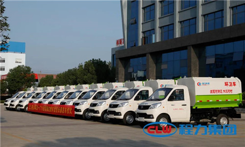  這種小型鄉(xiāng)鎮(zhèn)主流環(huán)衛(wèi)垃圾清運車，底盤離地角高，通過性好，箱體方正有效容積率大，特別適合我國鄉(xiāng)村道路作業(yè)，在廣大鄉(xiāng)鎮(zhèn)及農(nóng)村市場非常受歡迎。
