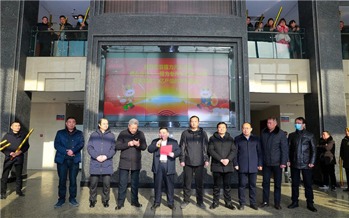 集團(tuán)公司高層組織在家的主要領(lǐng)導(dǎo)，以及各部門的中層干部及負(fù)責(zé)人，各直屬?gòu)S、專業(yè)廠、集團(tuán)成員廠總經(jīng)理，戶主經(jīng)理與各銷售精英團(tuán)隊(duì)負(fù)責(zé)人，程力汽車集團(tuán)簽約網(wǎng)紅共計(jì)200余人，在程力總部八號(hào)樓迎賓大廳共同見證了超額完成75億專汽產(chǎn)值的祝賀儀式。