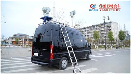 外部：配備便攜式登頂梯， 在車體尾門做加強板預(yù)埋，設(shè)計登頂梯連接件，并裝有防滑腳踏板，結(jié)構(gòu)強度高，使用安全、可靠。