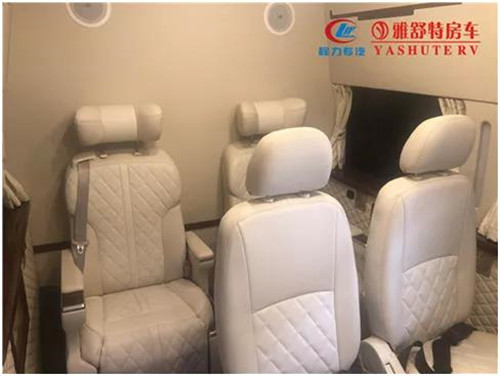座椅：獨立座椅 2 套，供機柜工作臺操作人員使用。操作員座椅后部是領(lǐng)導座席，布置有 2 套獨立座椅，左側(cè)座椅配備有壁掛式翻板桌，配備有折疊式支腿，桌面有茶杯座，收納時可以直接可供臨時辦公、休息使用。車頂找平后，采用整體軟包覆處理，裝配有頂置空調(diào)，配備有組合式航空頂燈。