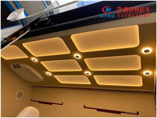 內(nèi)部車頂：采用帶造型的正白 LED 燈箱作為主照明系統(tǒng)，四角設(shè)計有帶獨立開關(guān)的裝飾射燈，嵌入式裝配工藝，便于后期檢修維護。車內(nèi)照明系統(tǒng)偏向于簡潔、實用、明亮、整齊的現(xiàn)代辦公氛圍，LED 射燈指向光源和立柱壁燈，對整個辦公區(qū)照明，整車 內(nèi)部氛圍襯托均予以兼