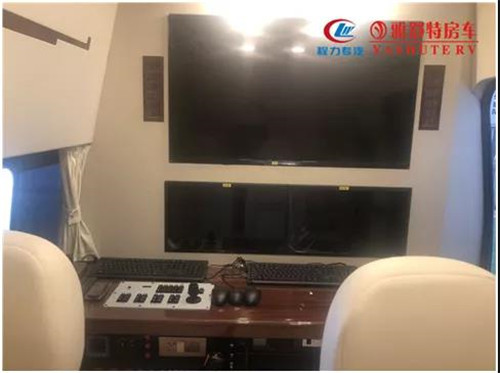 顯示器：機柜上部為顯示器墻面，安裝有32寸監(jiān)視器1臺， 20寸監(jiān)視器2臺，室內(nèi)監(jiān)聽音響 2 個。