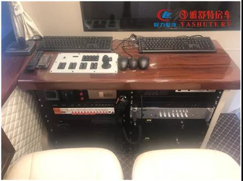 工作臺：機柜上部為實木工作臺面，安裝有頂部云臺攝像機控制手柄，便于操作人員辦公使用；