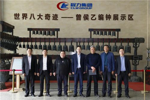 在程力汽車集團(tuán)總部迎賓大廳，雙方代表觀摩世界八大奇跡編鐘后合影紀(jì)念　　
